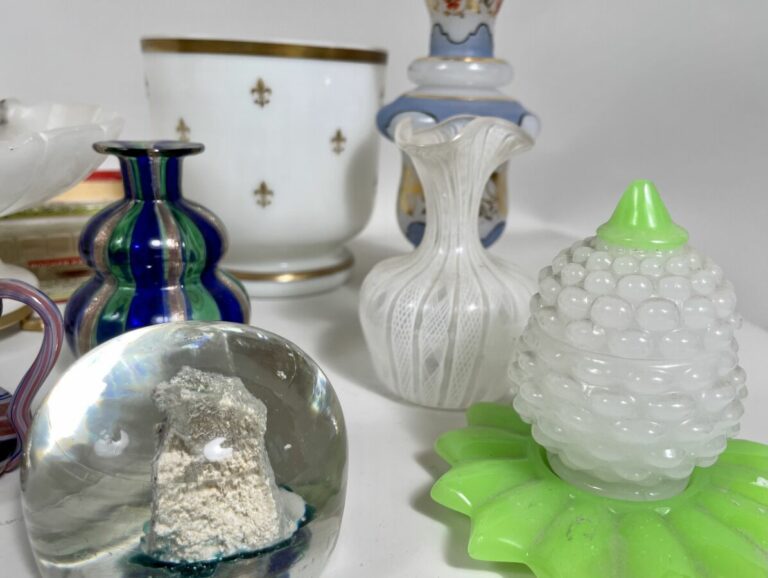 Lot de petits vases divers : vase couvert en verre opalin à décor floral, vase…