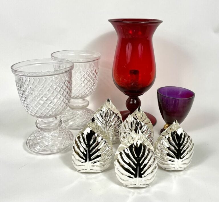 Lot comprenant : - -Un grand photophore en verre teinté rouge - -Deux photophor…