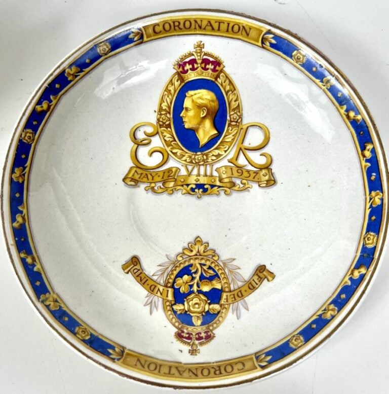 ANGLETERRE. Tasse et sa sous tasse à décor poplychrome exécuté pour le couronne…