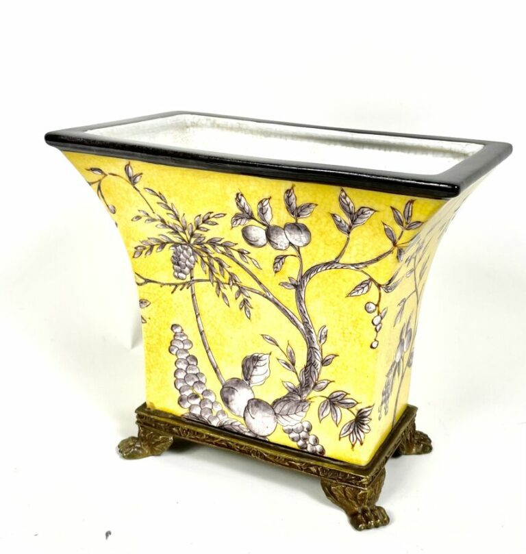 Vase rectangulaire à col évasé en céramique jaune craquelée à décor en grisaill…