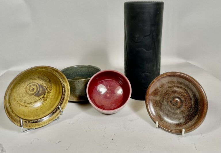 Travail français 1950-60 - Ensemble de céramiques comprenant : - - Vase cylindr…