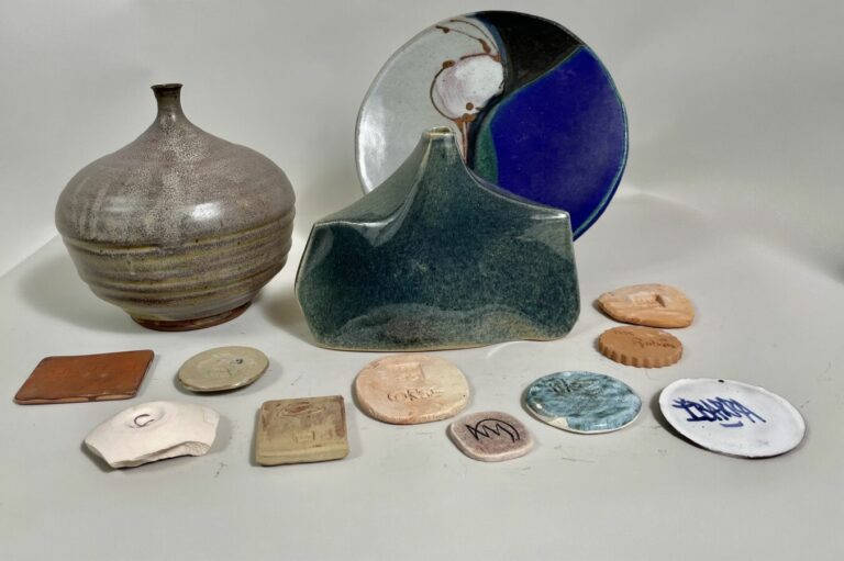 Ensemble de céramiques comprenant : - - Vase globulaire à petit col en céramiqu…