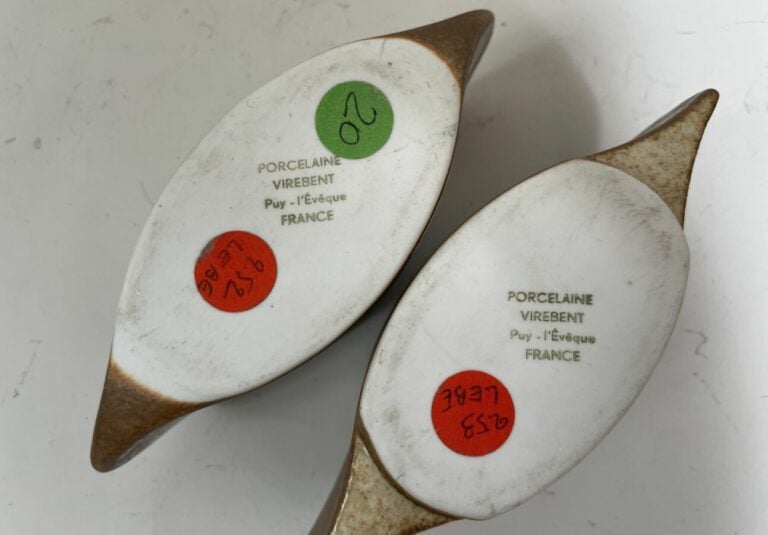 PORCELAINE VIREBENT - Ensemble composé d'une paire de vases à ailettes en porce…