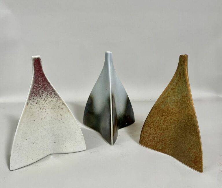 PORCELAINE VIREBENT - Ensemble de trois vases soliflores trilobés en porcelaine…