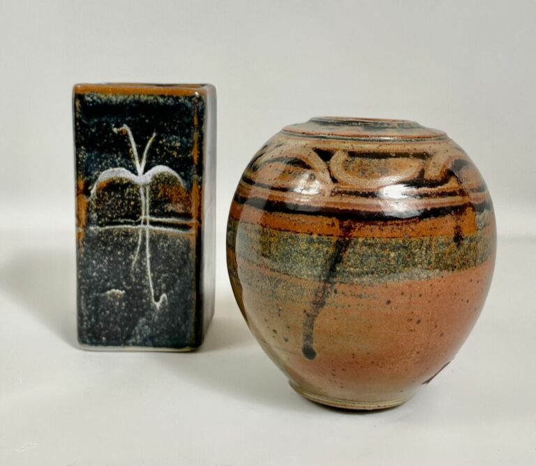 Vincent POTIER (1955-2011) - Vase quadrangulaire en grès émaillé noir et bistre…