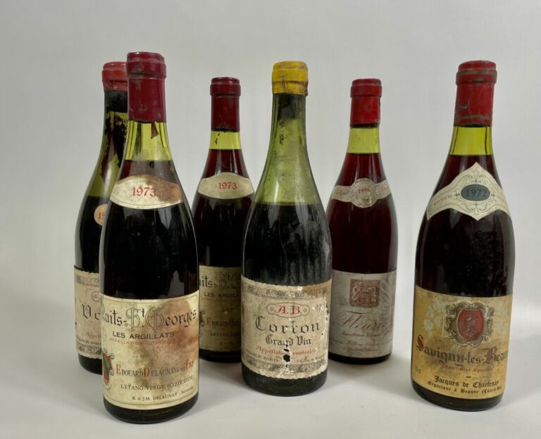 Lot de six bouteilles de vin : Nuits Saint Georges les Argillats 1973 (x2), Vol…