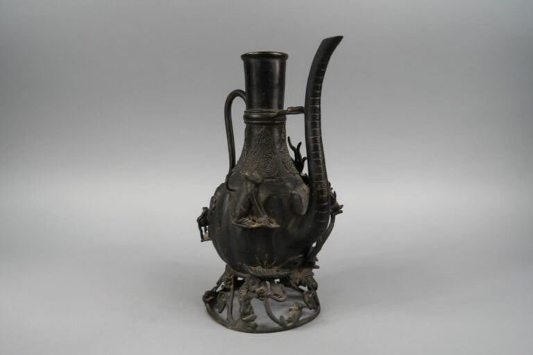 Chine - Verseuse en bronze à décor en relief de phénix, qilin, singe ... Le pie…