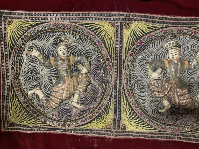ASIE DU SUD EST - Broderie représentant des danseurs dans des médaillons - Bill…