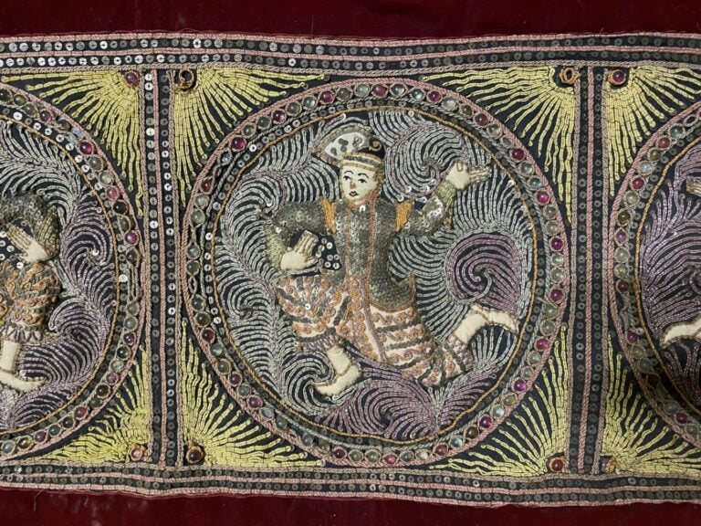 ASIE DU SUD EST - Broderie représentant des danseurs dans des médaillons - Bill…