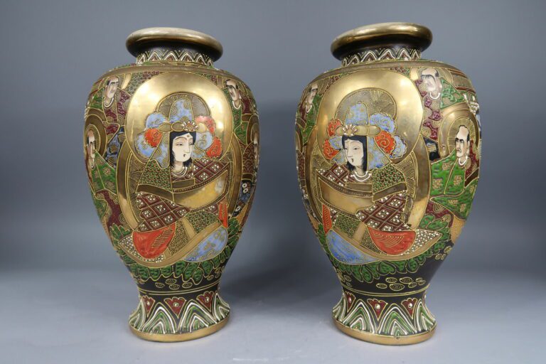 Paire de vases en faïence de Satsuma - Signature au dessous - H : 37.5 cm - - O…