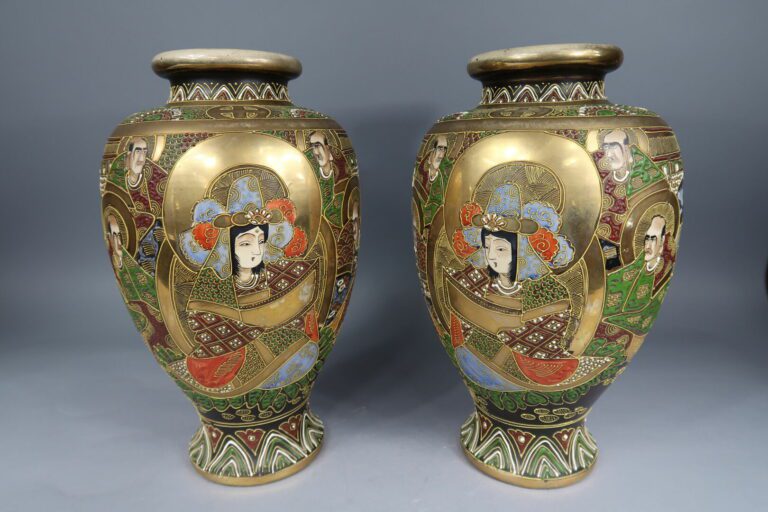 Paire de vases en faïence de Satsuma - Signature au dessous - H : 37.5 cm - - O…