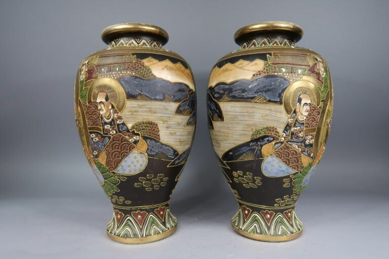 Paire de vases en faïence de Satsuma - Signature au dessous - H : 37.5 cm - - O…