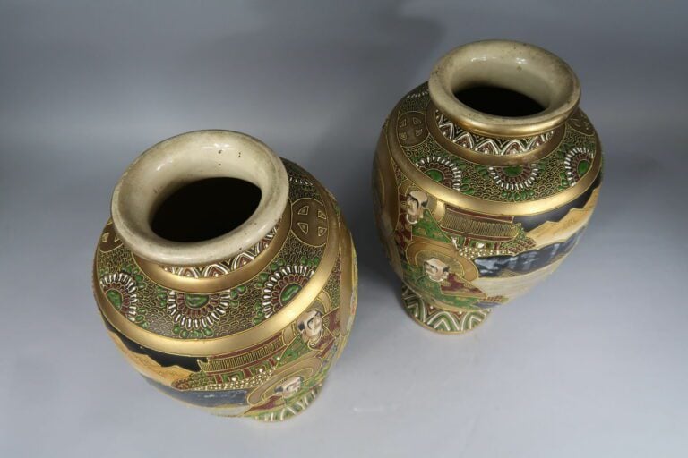 Paire de vases en faïence de Satsuma - Signature au dessous - H : 37.5 cm - - O…
