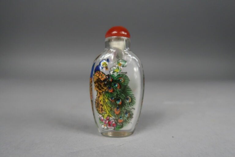 Paire de vases en faïence de Satsuma - Signature au dessous - H : 37.5 cm - - O…