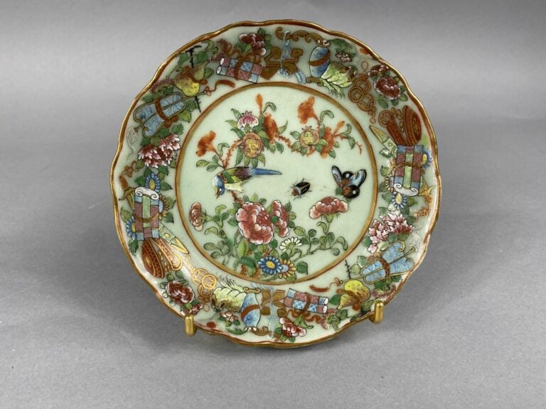 CHINE, Canton - Ensemble de porcelaines émaillées dans le goût de Canton à déco…