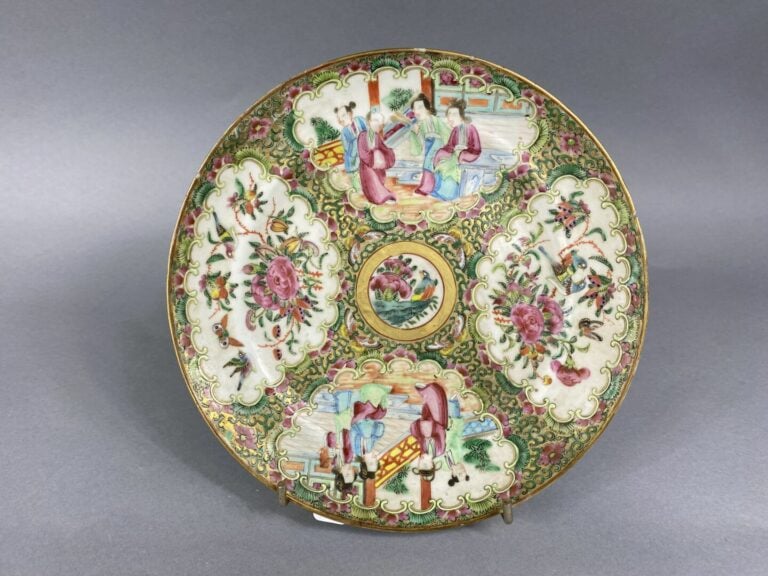 CHINE, Canton - Ensemble de porcelaines émaillées dans le goût de Canton à déco…