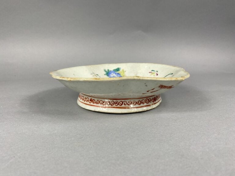 CHINE - Coupe sur pied polylobée en porcelaine émaillée dans le goût de la fami…