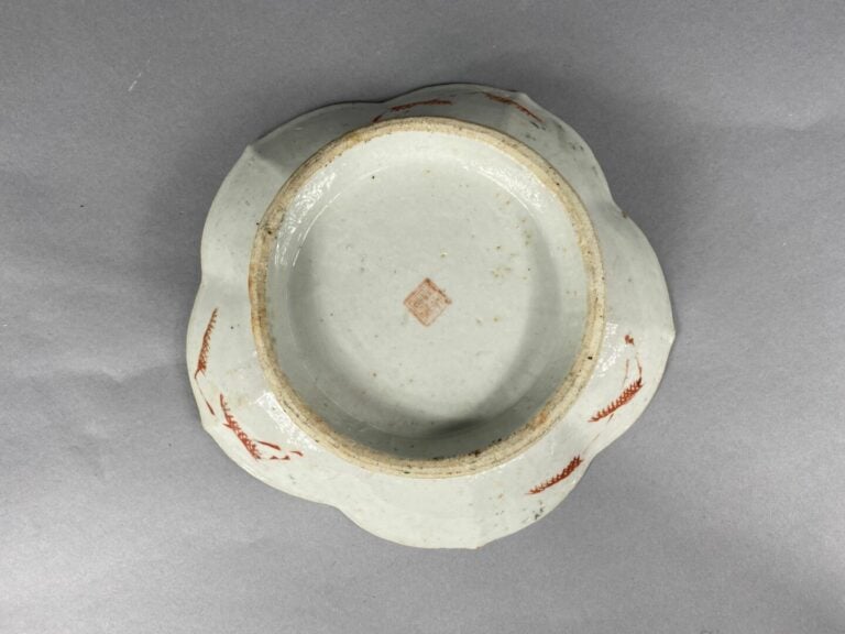 CHINE - Coupe sur pied polylobée en porcelaine émaillée dans le goût de la fami…