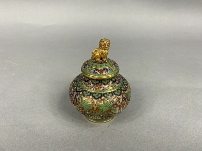 Chine - Petit pot couvert en émaux cloisonnés à décor de fleurs de lotus sur fo…