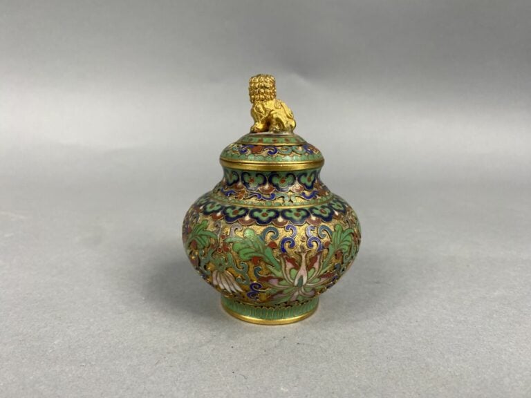 Chine - Petit pot couvert en émaux cloisonnés à décor de fleurs de lotus sur fo…
