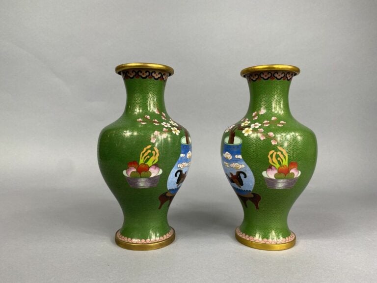 Chine, dans le goût - Paire de vases en émaux cloisonnés dans les tons verts, à…