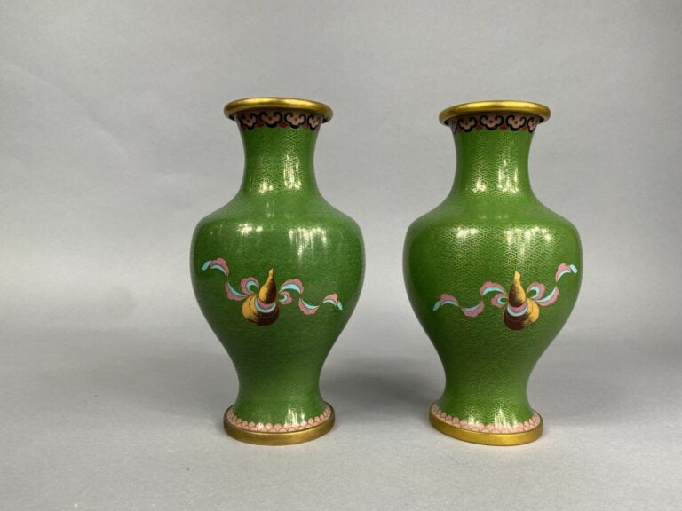 Chine, dans le goût - Paire de vases en émaux cloisonnés dans les tons verts, à…