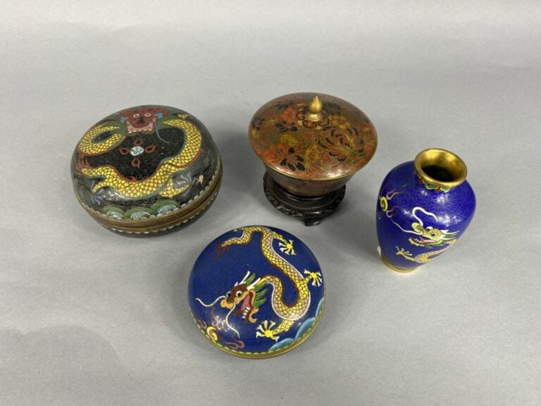 Chine - Lot d'objets en émaux cloisonnés à décor de dragons et de fleurs compre…