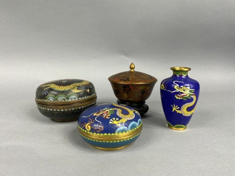 Chine - Lot d'objets en émaux cloisonnés à décor de dragons et de fleurs compre…