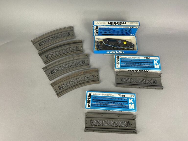 MARKLIN - Important lot d'accessoires comprenant un pont, éléments de rampe cou…