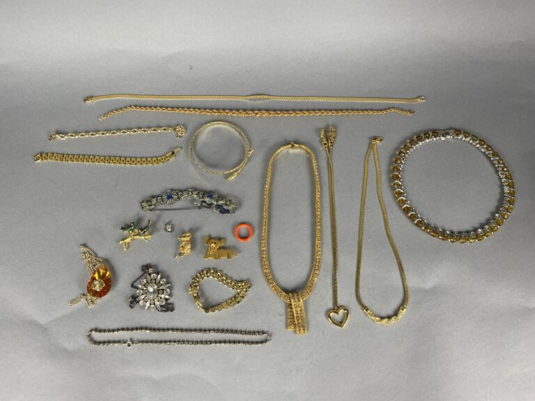 Lot de bijoux fantaisie divers comprenant bracelets, collier, bagues, pendentif…