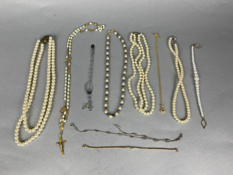 Lot de bijoux fantaisie divers comprenant bracelets, collier, bagues, pendentif…