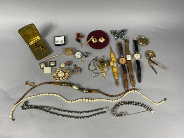 Lot de bijoux fantaisie divers - - PAS D'ENVOI POSTAL EFFECTUE PAR LA MAISON DE…