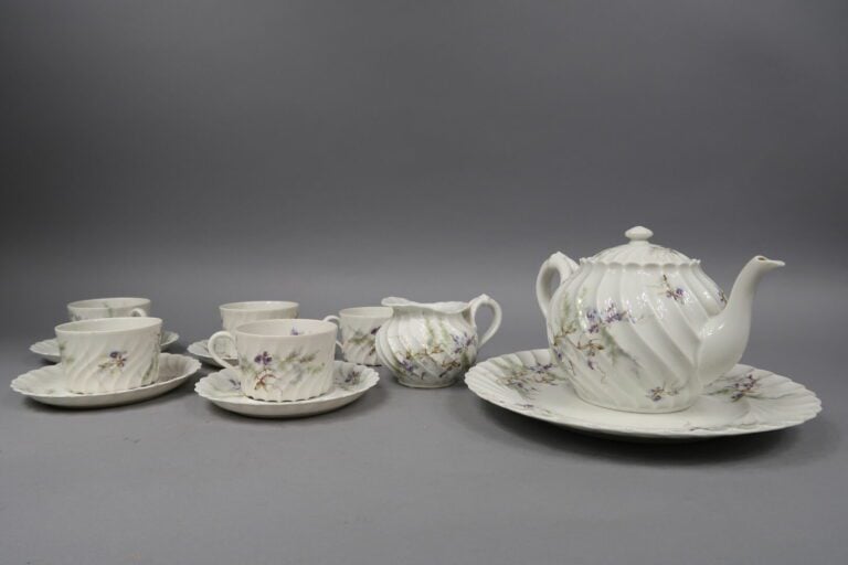 HAVILAND, Limoges - Partie de service à thé comprenant cinq tasses et quatre so…
