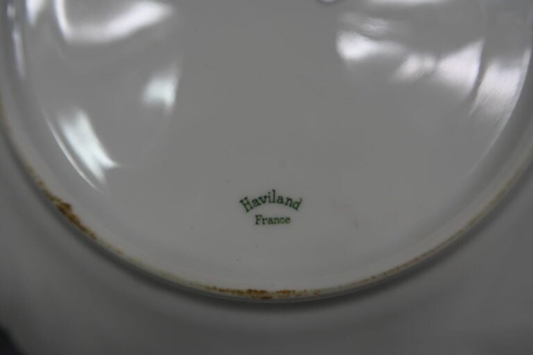 HAVILAND, Limoges - Partie de service à thé comprenant cinq tasses et quatre so…