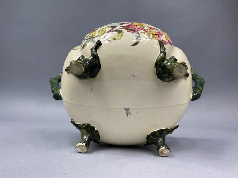 LUNEVILLE - Cache-pot en faïence à décor de paysage lacustre en camaïeu bleu et…