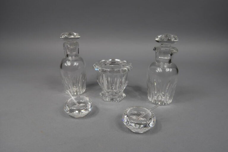 BACCARAT - Lot en cristal taillé comprenant un huilier vinaigrier, un petit vas…
