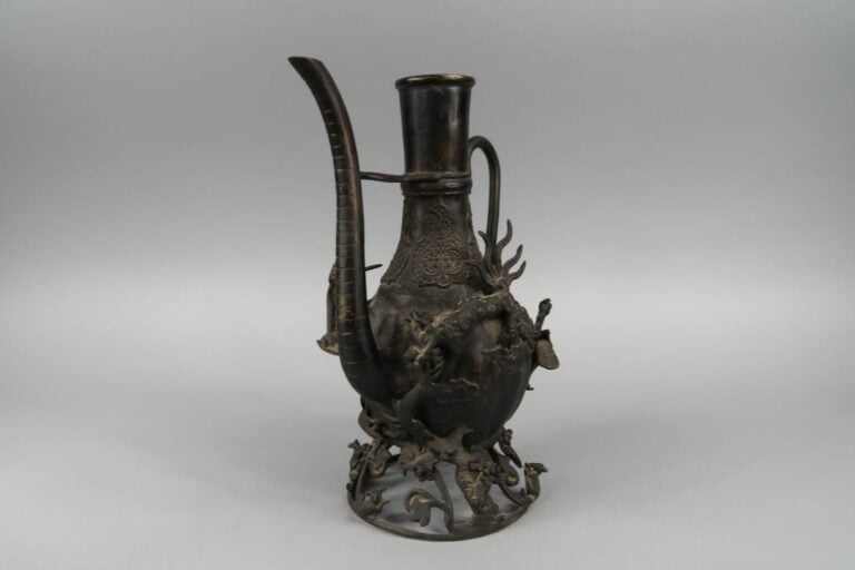 Chine - Verseuse en bronze à décor en relief de phénix, qilin, singe ... Le pie…