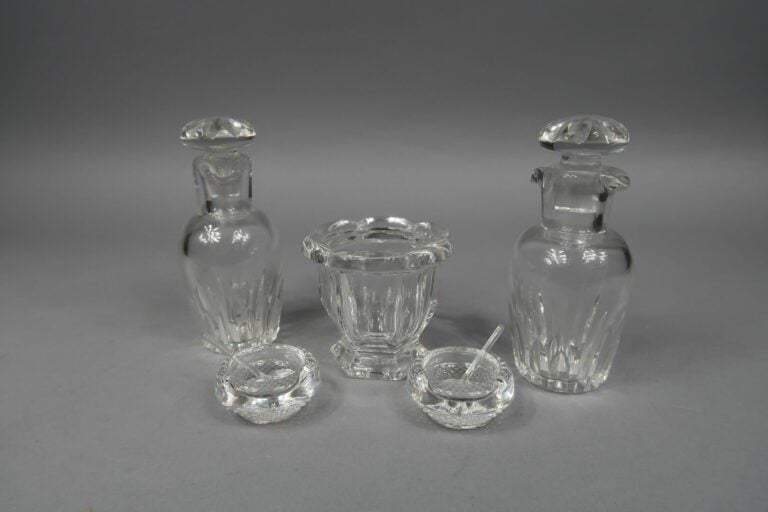 BACCARAT - Lot en cristal taillé comprenant un huilier vinaigrier, un petit vas…