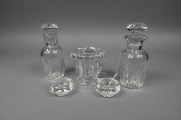 BACCARAT - Lot en cristal taillé comprenant un huilier vinaigrier, un petit vas…
