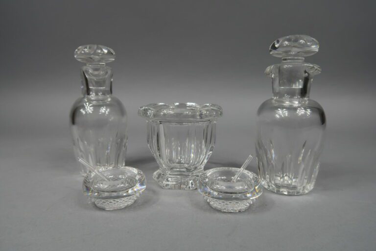 BACCARAT - Lot en cristal taillé comprenant un huilier vinaigrier, un petit vas…