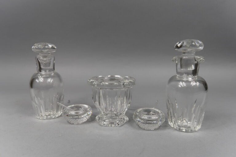 BACCARAT - Lot en cristal taillé comprenant un huilier vinaigrier, un petit vas…
