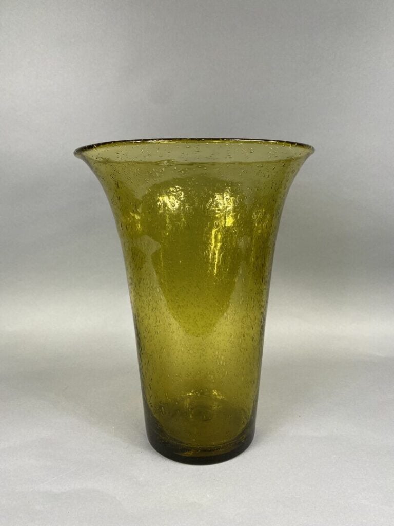 BIOT - Vase à bord évasé en verre de couleur vert bouteille - Signé au dessous…
