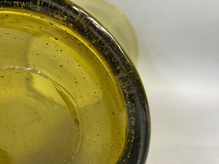 BIOT - Vase à bord évasé en verre de couleur vert bouteille - Signé au dessous…