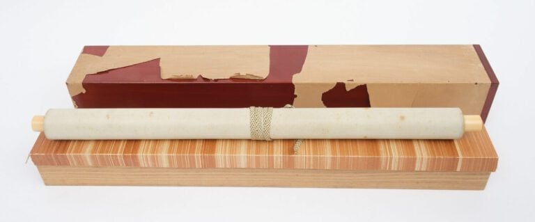 Peinture colorée sur soie à décor de deux garçons, l'un représentant le général…