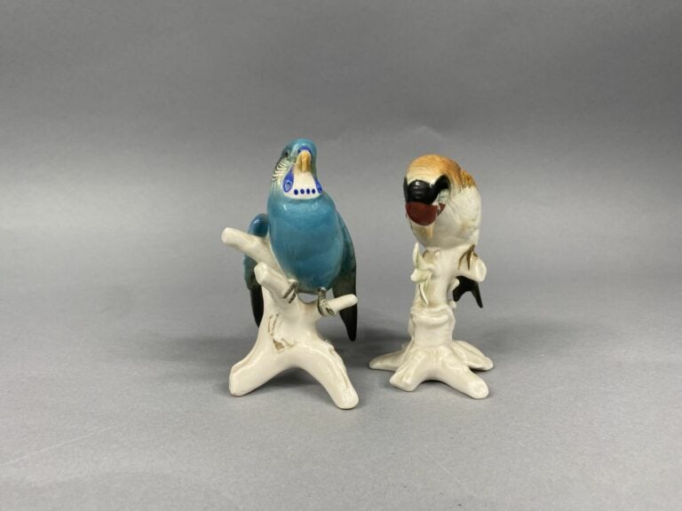 Ensemble de huit sujets en porcelaine polychrome figuarnt des oiseaux branchés…