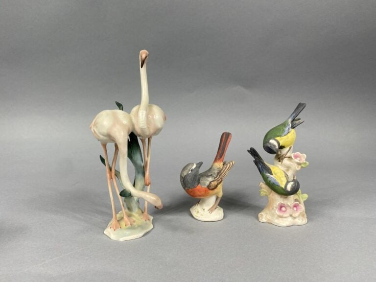 Ensemble de huit sujets en porcelaine polychrome figuarnt des oiseaux branchés…