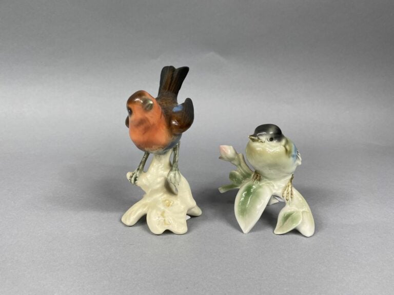 Ensemble de huit sujets en porcelaine polychrome figuarnt des oiseaux branchés…