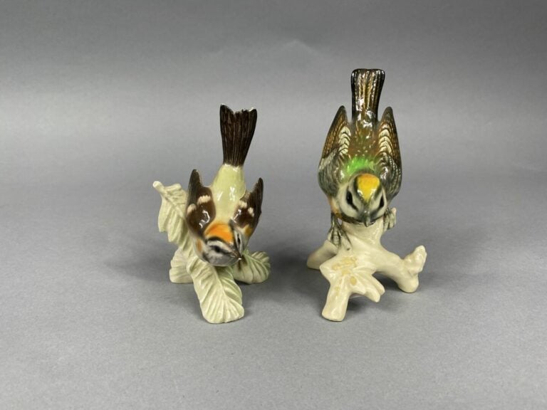 Ensemble de huit sujets en porcelaine polychrome figuarnt des oiseaux branchés…