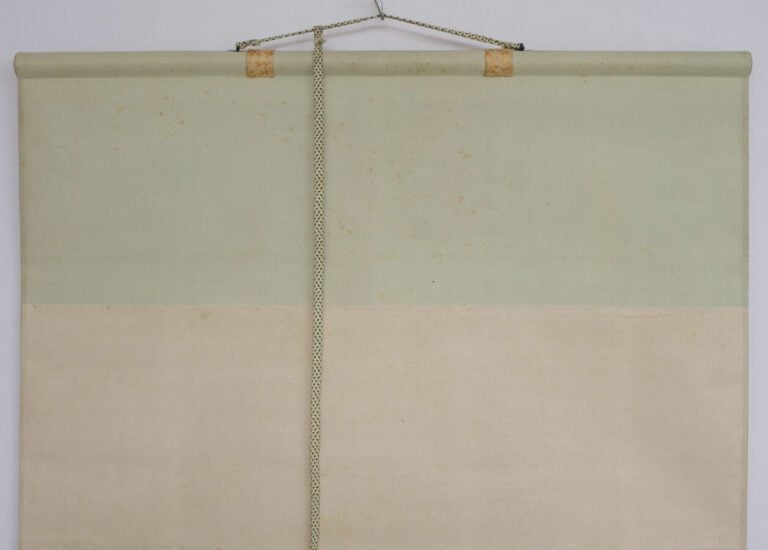 Kakejiku (rouleau suspendu) avec une peinture multicolore de trois voiliers de…