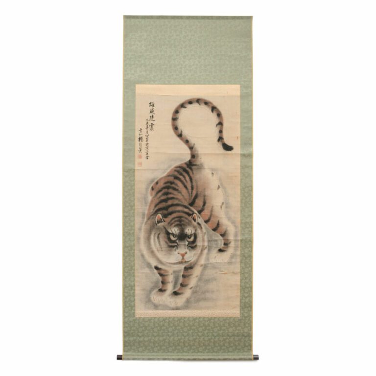 Rouleau suspendu avec une peinture polychrome représentant un tigre par le pein…